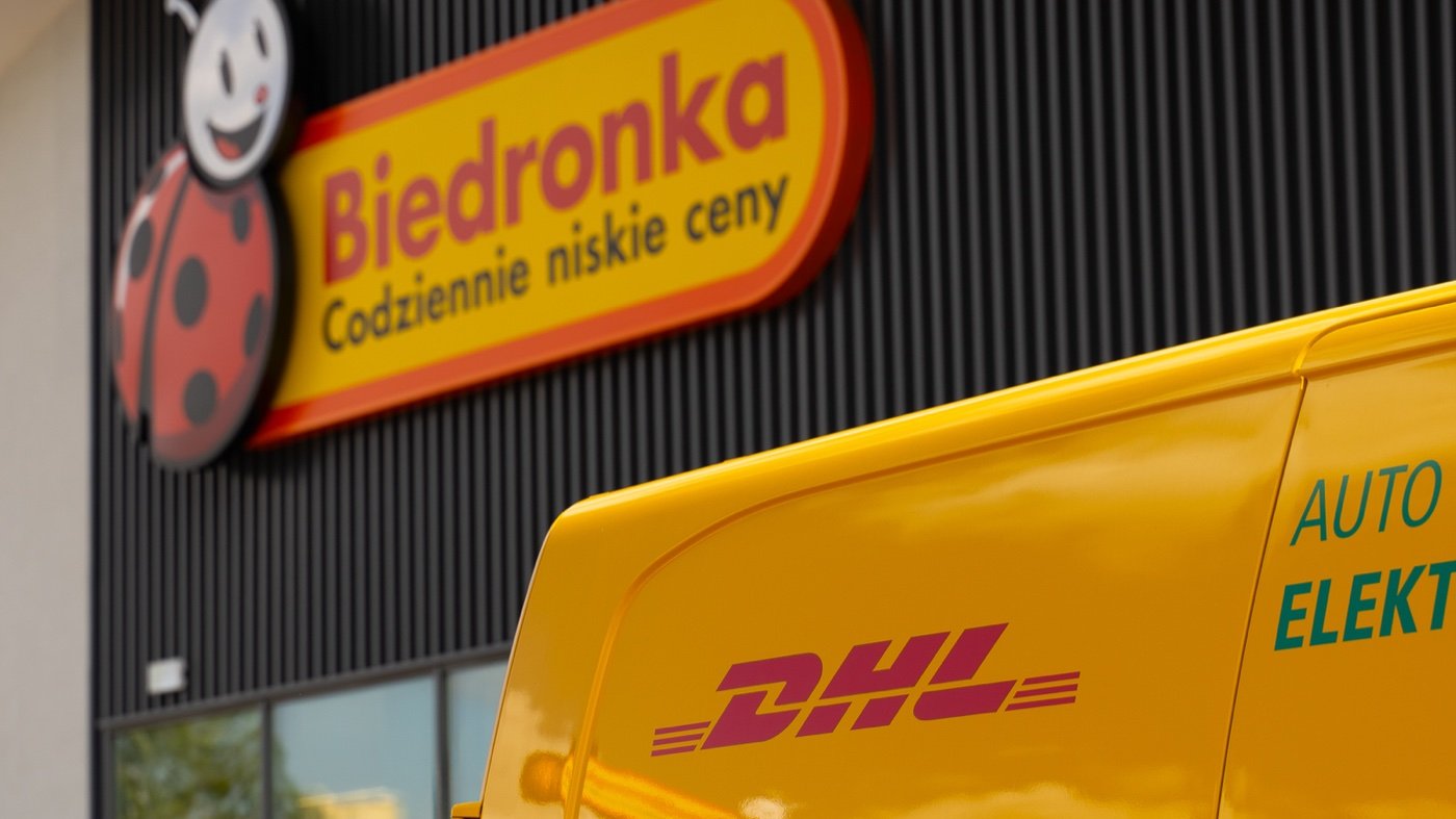 DHL, automaty paczkowe przy Biedronce
